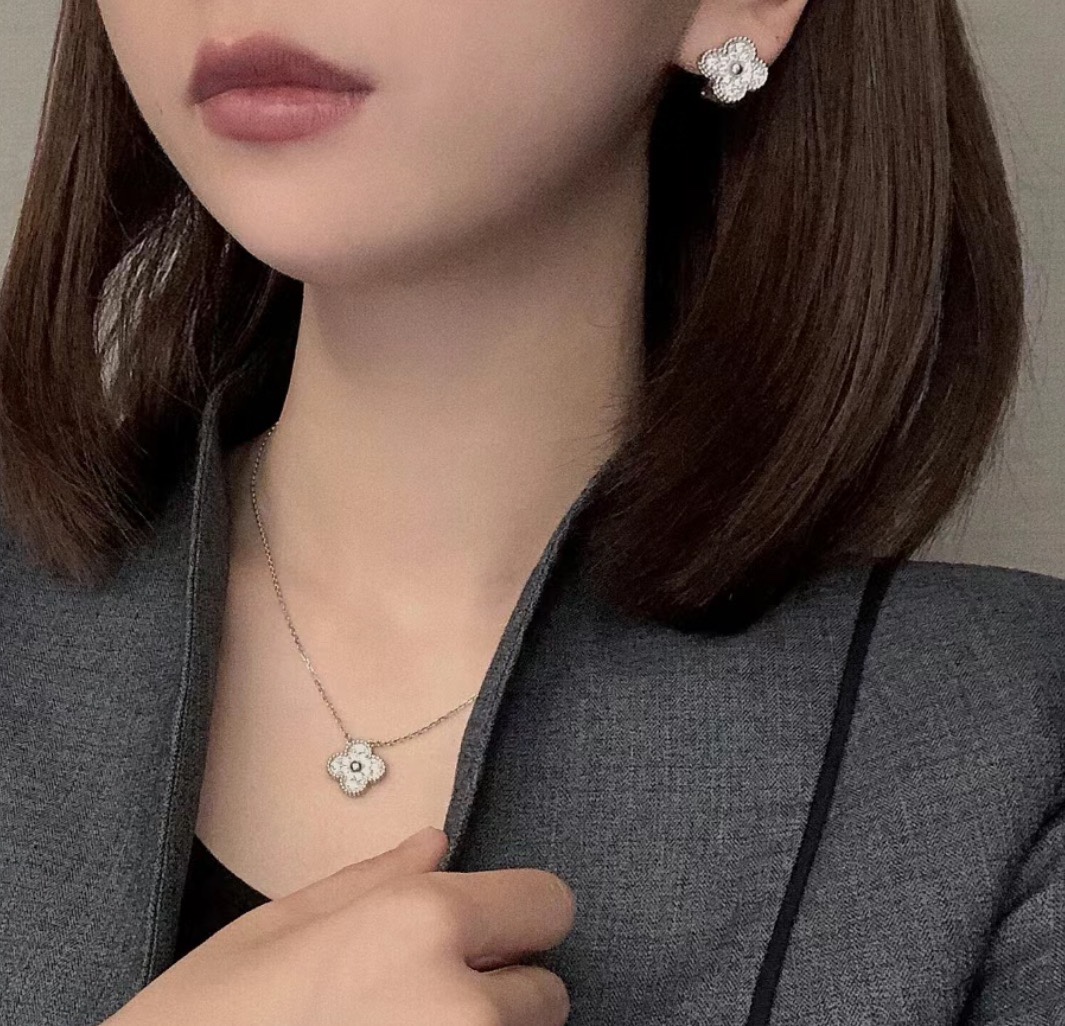 Full Diamond Four-Leaf Clover Earrings Item No. 053091