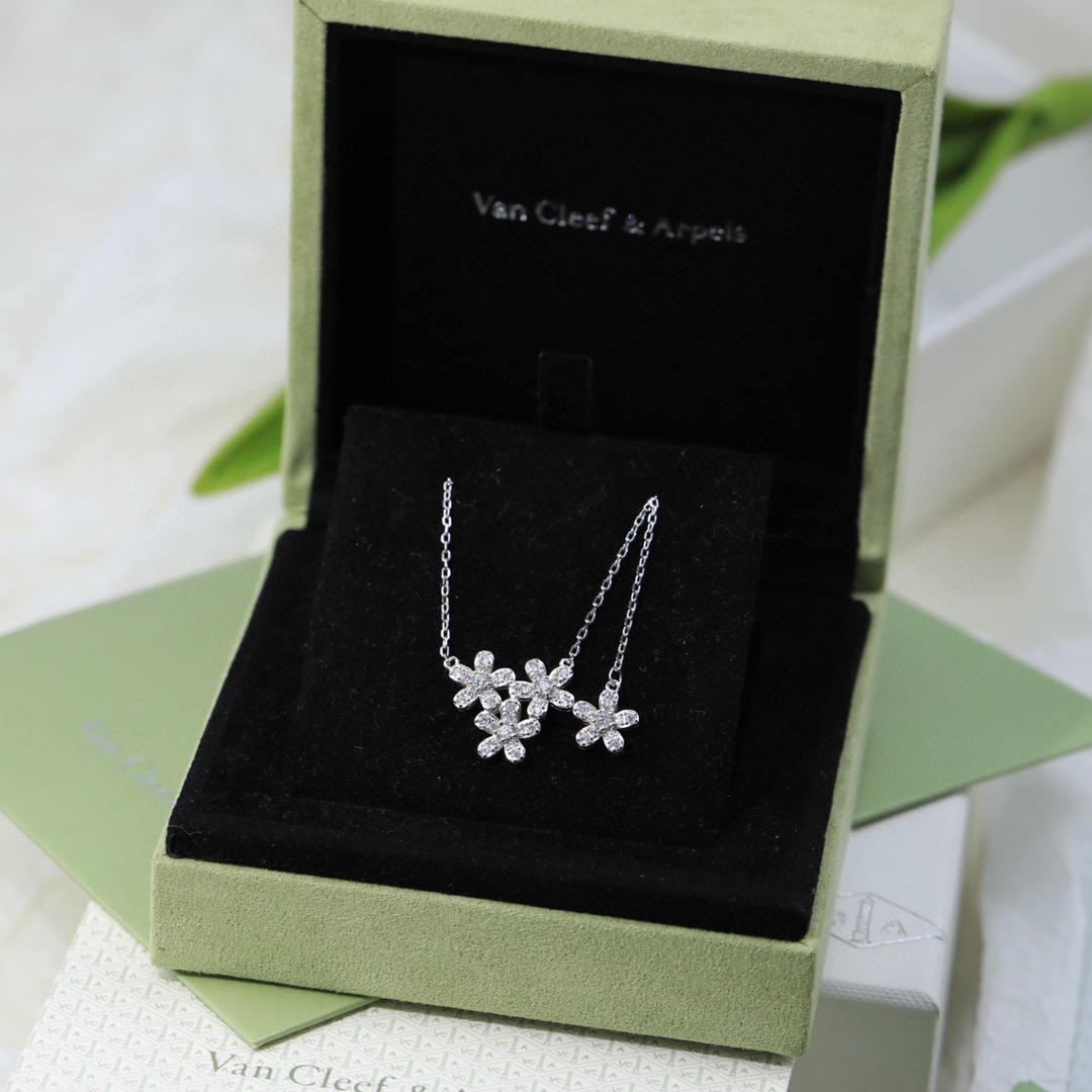 Flower Diamond Necklace Item No. 46015