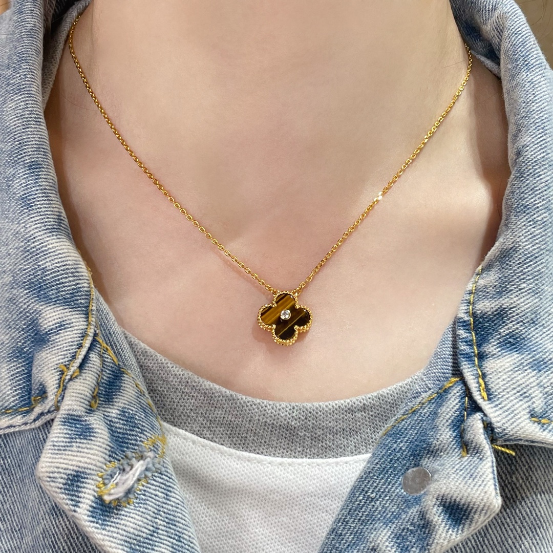 Four-Leaf Clover Tiger Eye Necklace Item No. 7580220