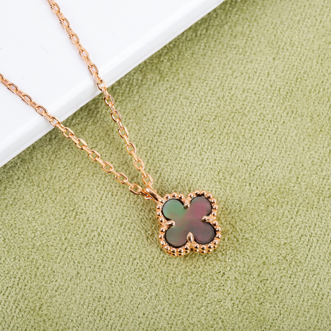Four-leaf Clover Agate Necklace Item No. 203501