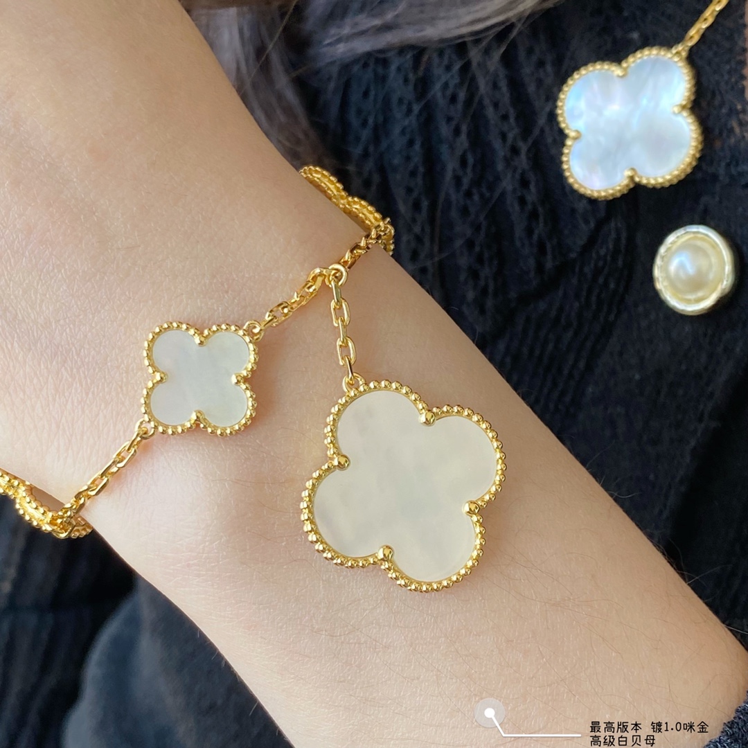 5-Leaf Clover Mother-of-pearl Bracelet Item No.0643