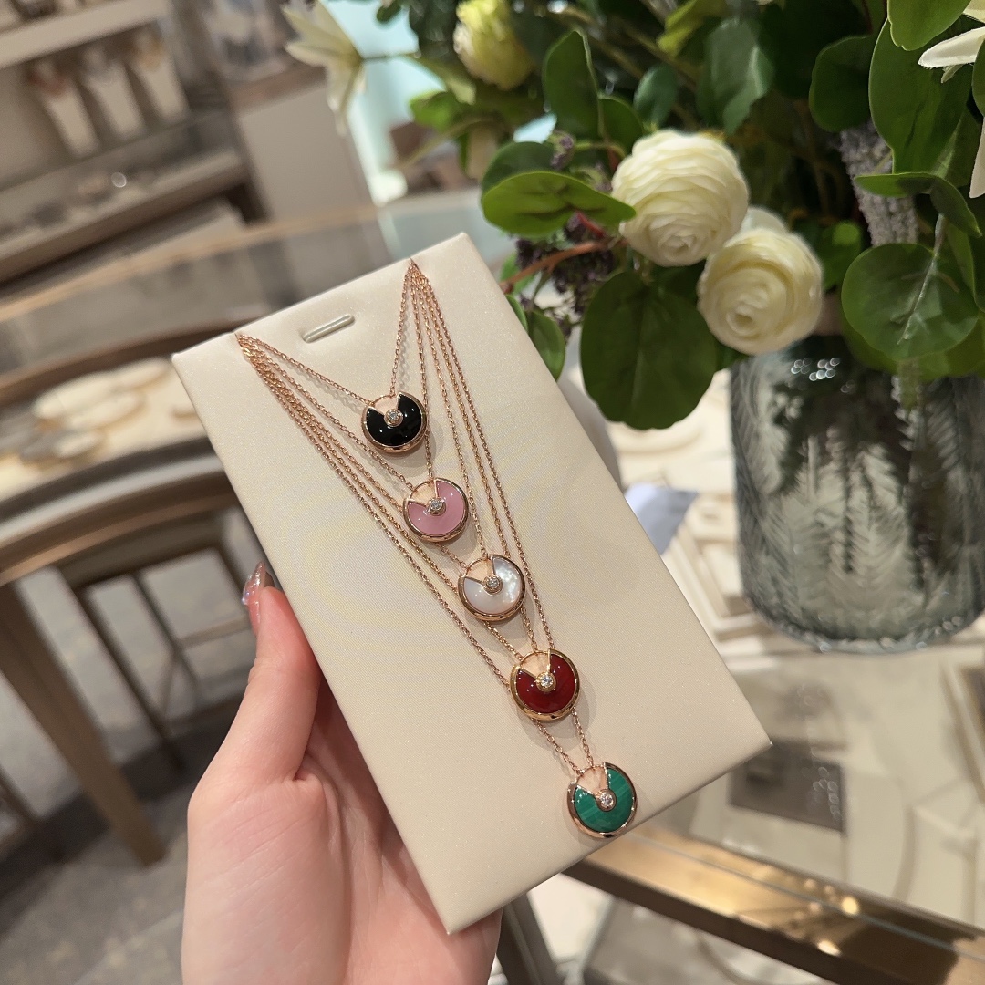 Amulette de Necklace Item No. RD035