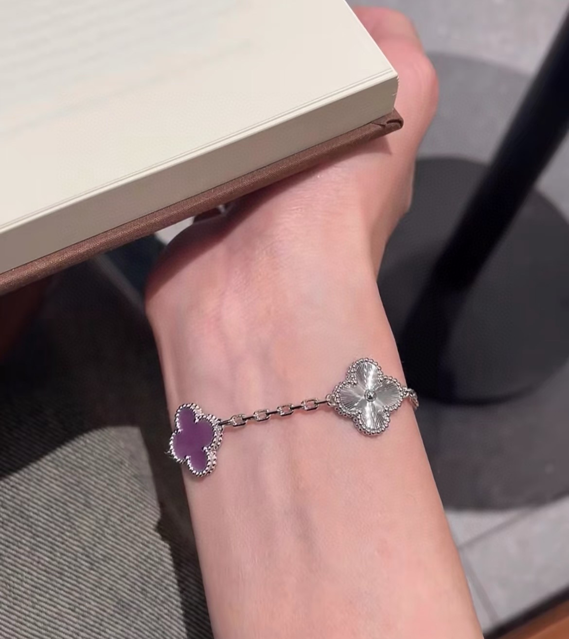 Four-leaf Clover Agate Bracelet Item No. 14140