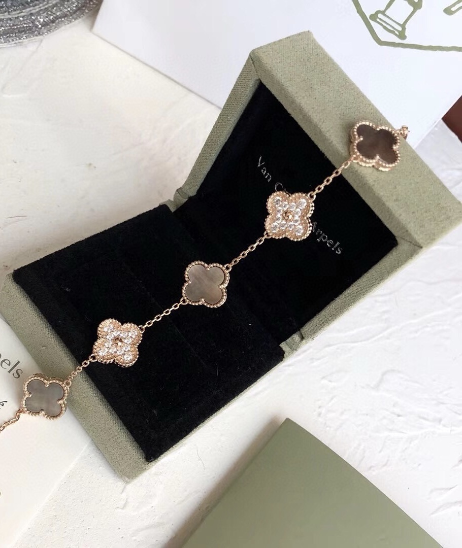 Four-leaf Clover Mother-of-pearl Bracelet Item No. 053068