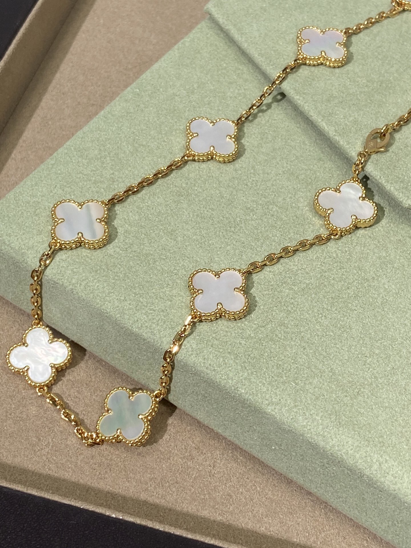 10 Four-Leaf Clover Necklace Item No. B1038