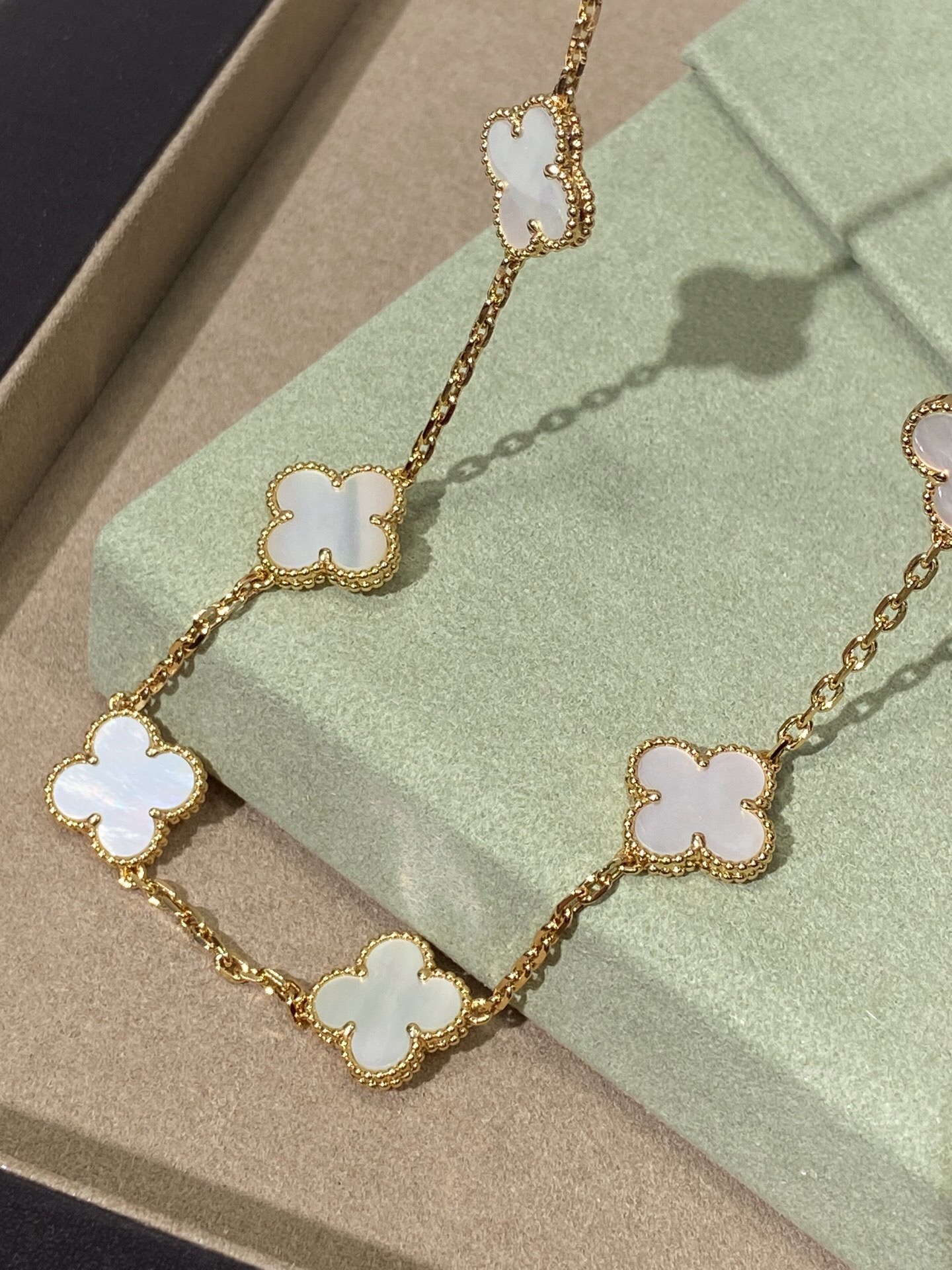 10 Four-Leaf Clover Necklace Item No. B1038