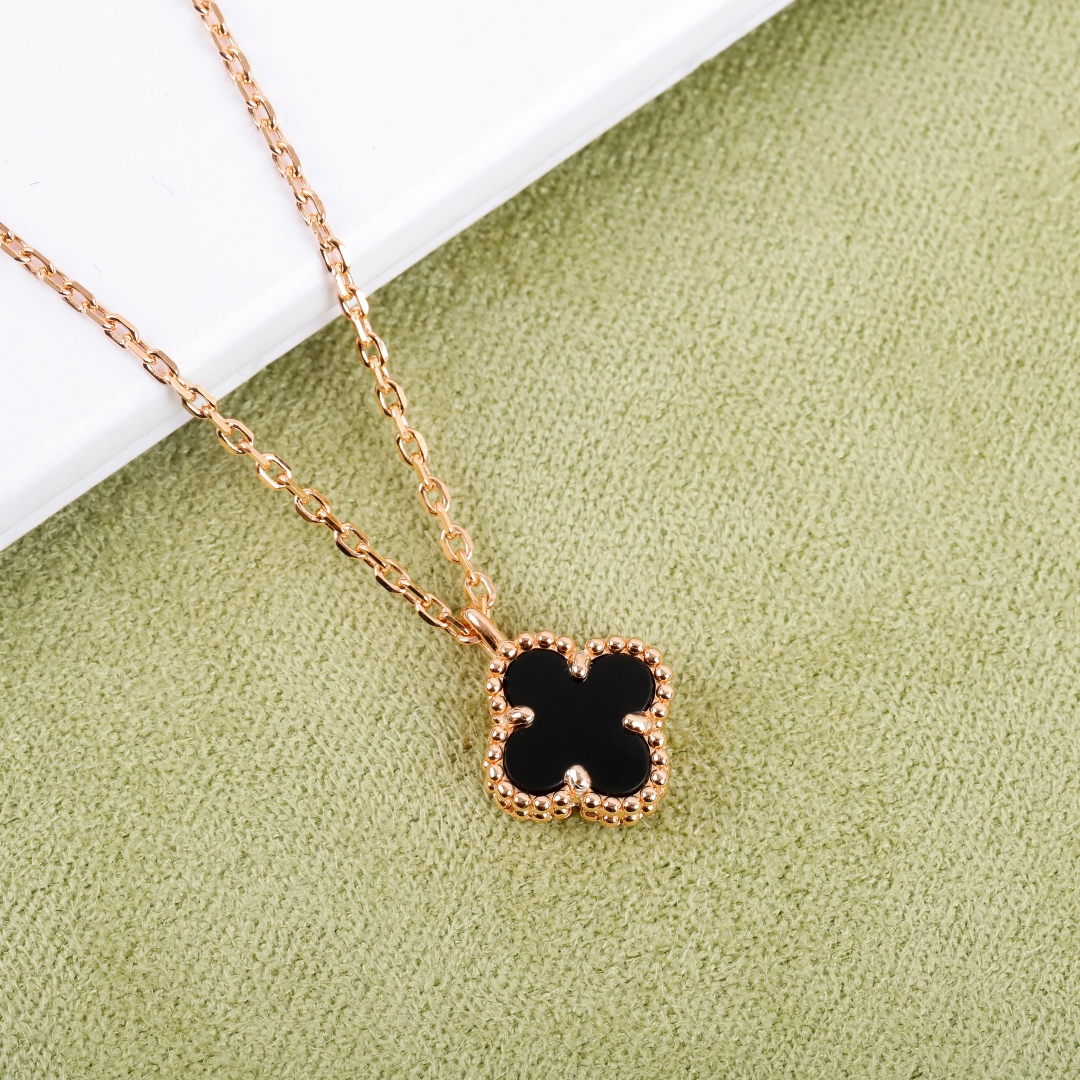 Four-leaf Clover Agate Necklace Item No. 203501