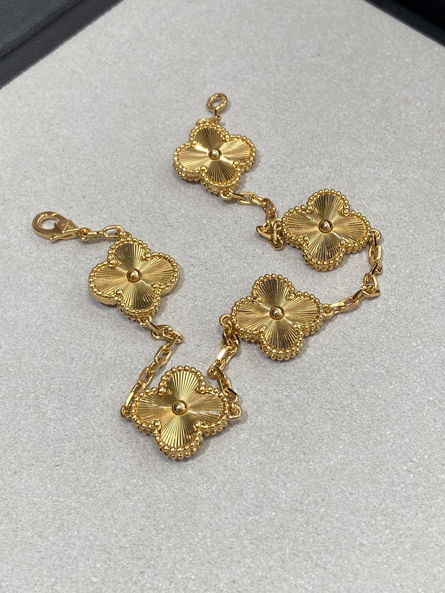 5 Four-Leaf Clover Bracelet Item No. 053120