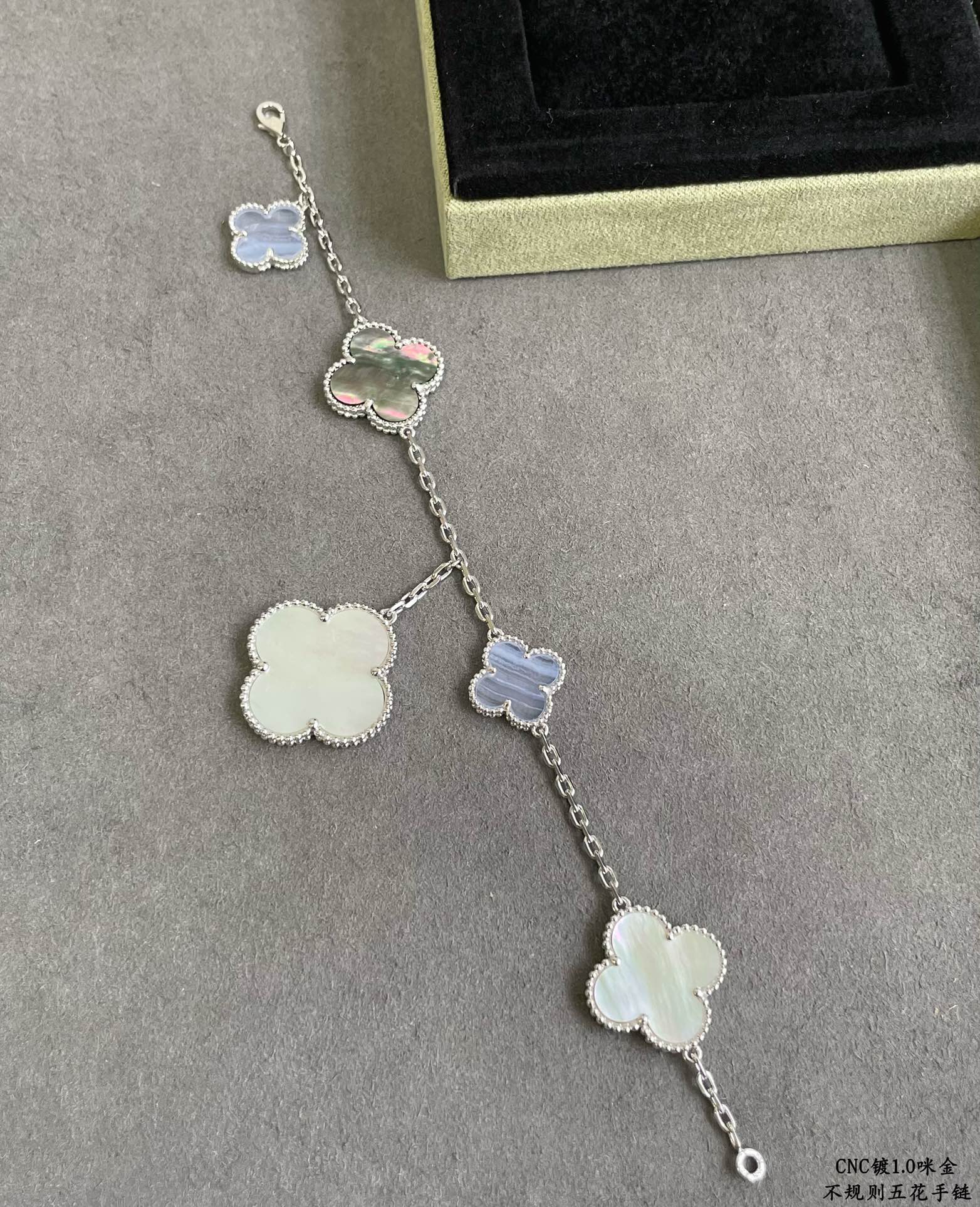 5-Leaf Clover Mother-of-Pearl Bracelet Item No.0641