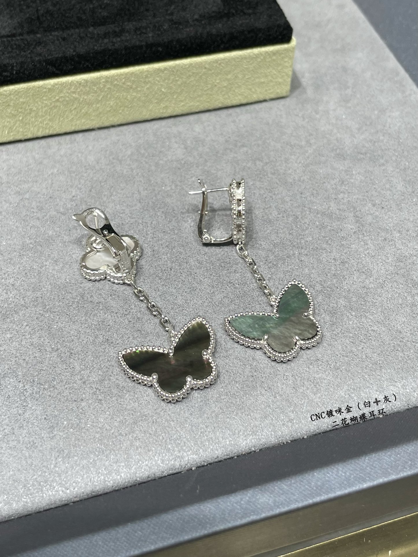 2 Four-leaf Clover Mother-of-pearl Earrings Item No.1331