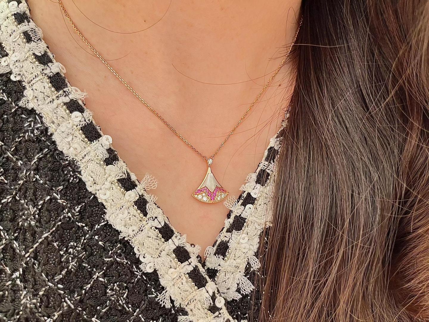 Mother-of-pearl Colored Diamond Necklace Item No.250382