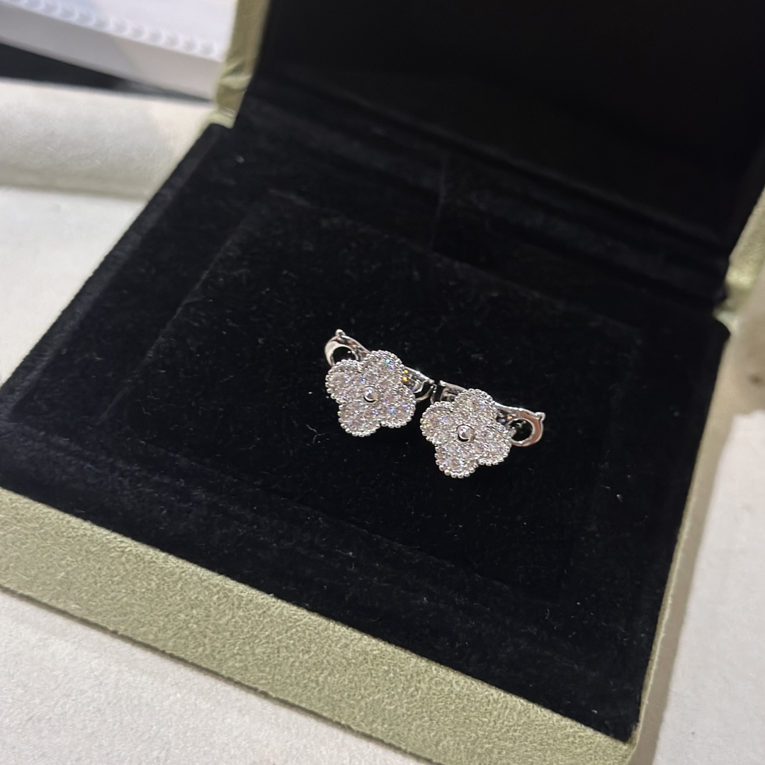 Full Diamond Four-Leaf Clover Earrings Item No. 053091