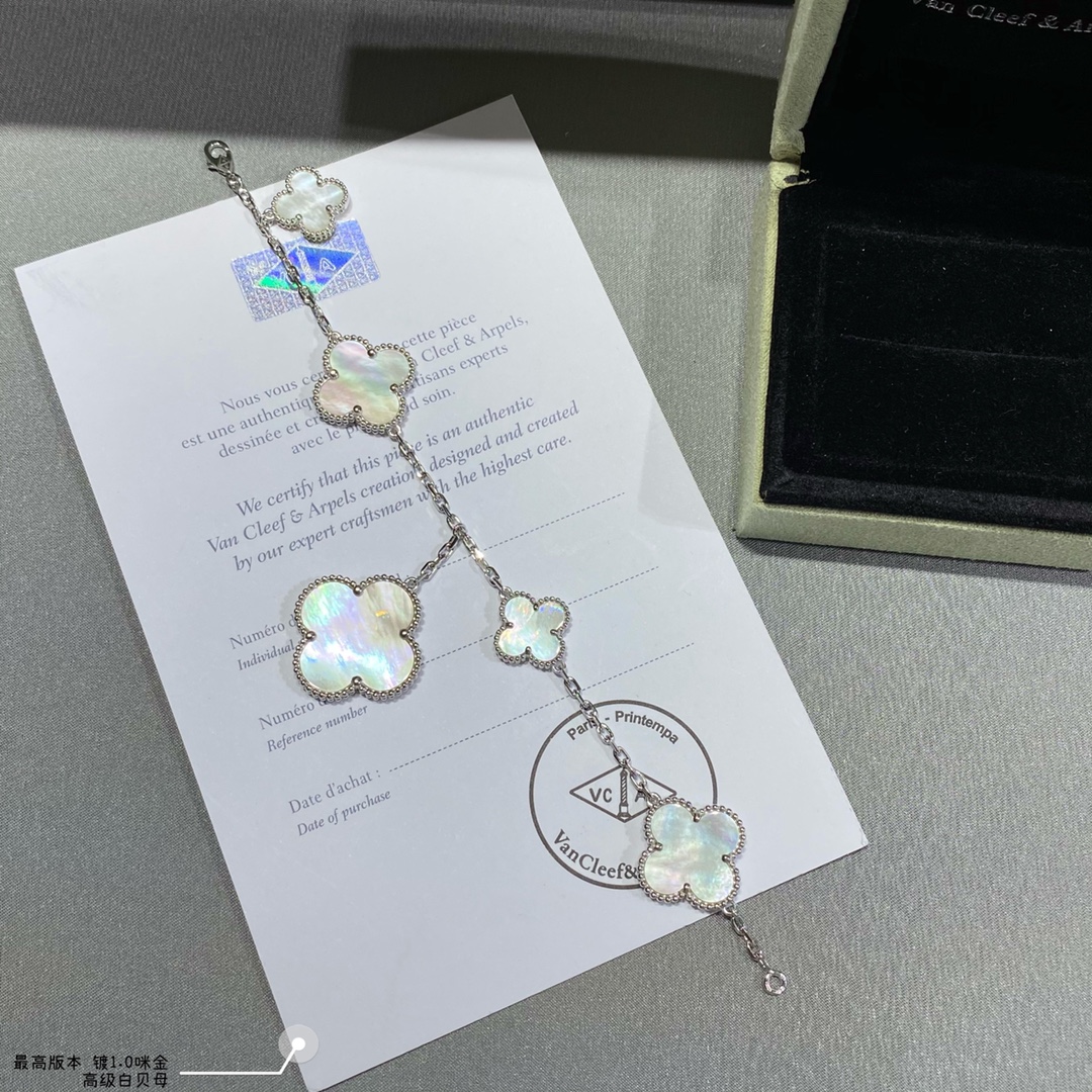 5-Leaf Clover Mother-of-pearl Bracelet Item No.0643