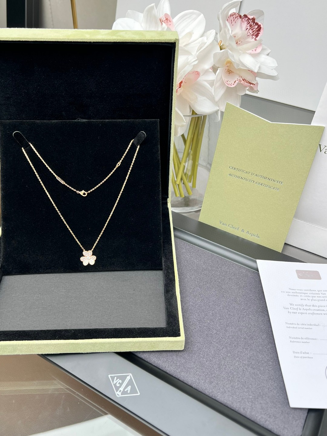 Full Diamond Three Flower Necklace Item No.18KN62