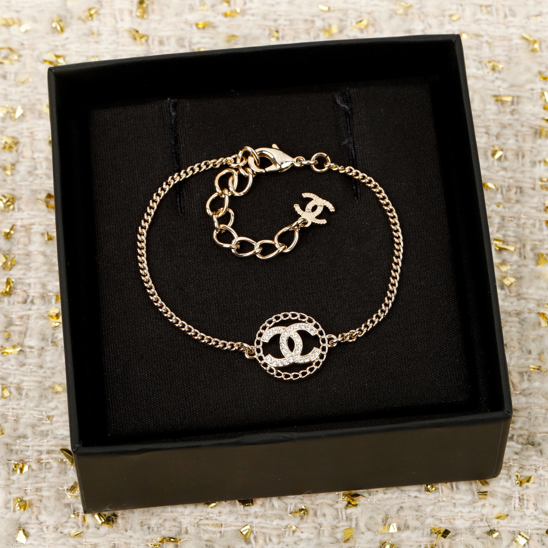Round Hollow Double C Bracelet Item No.250463