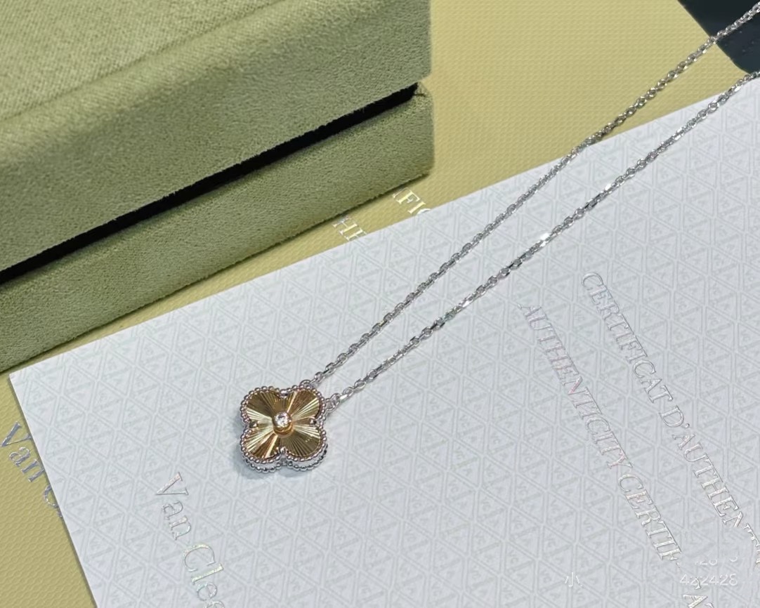 1 Four-Leaf Clover Bracelet Item No.HY280331