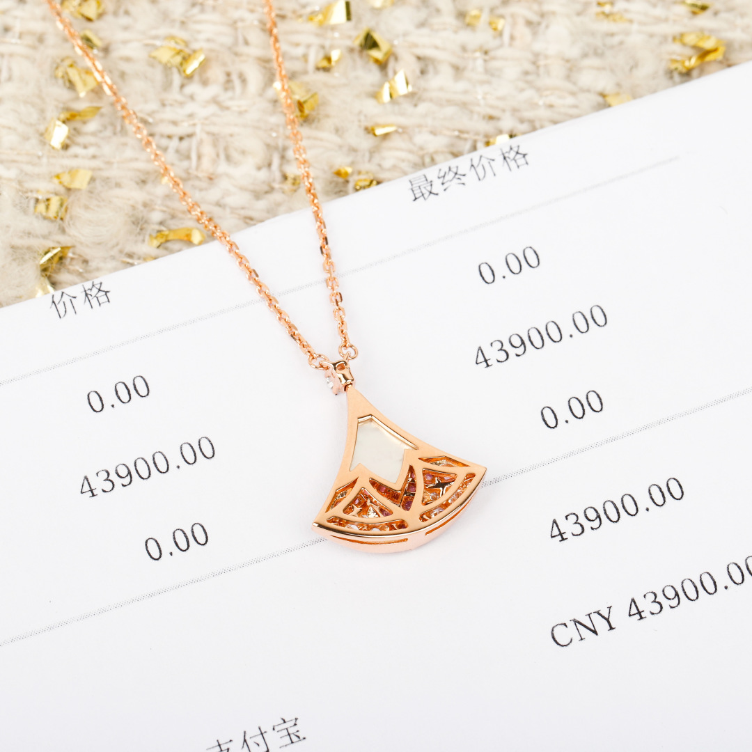 Mother-of-pearl Colored Diamond Necklace Item No.250382