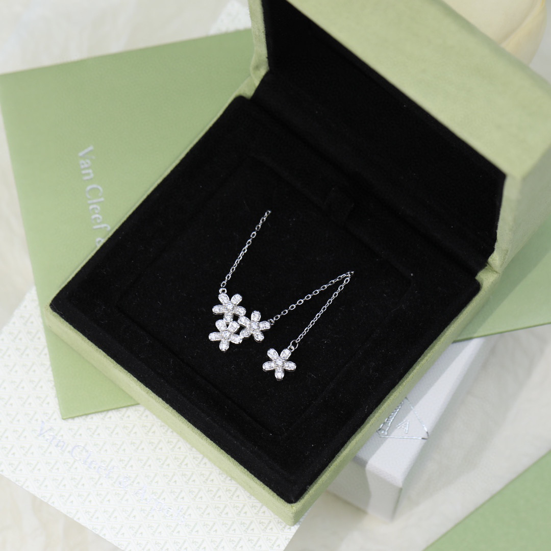 Flower Diamond Necklace Item No. 46015