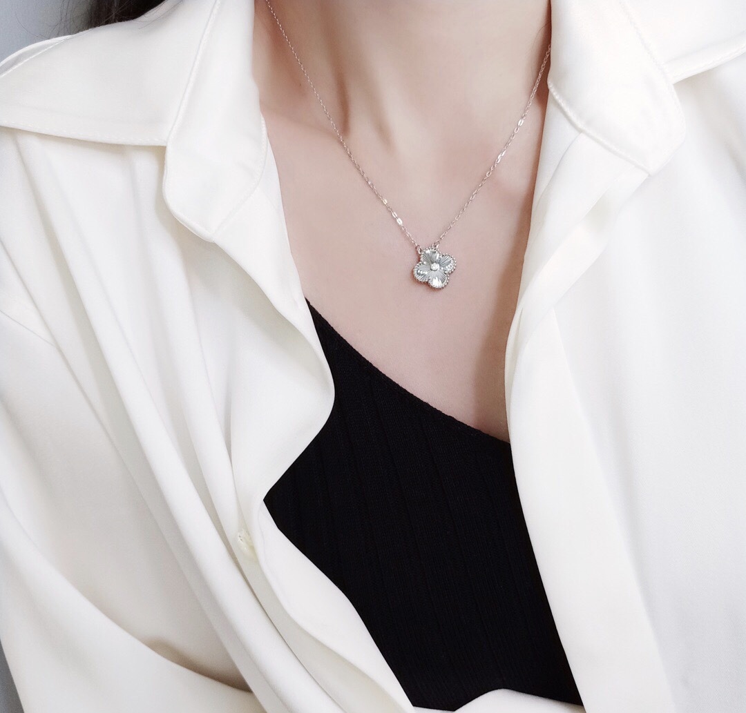 Four-leaf Clover Necklace Item No.HY280392