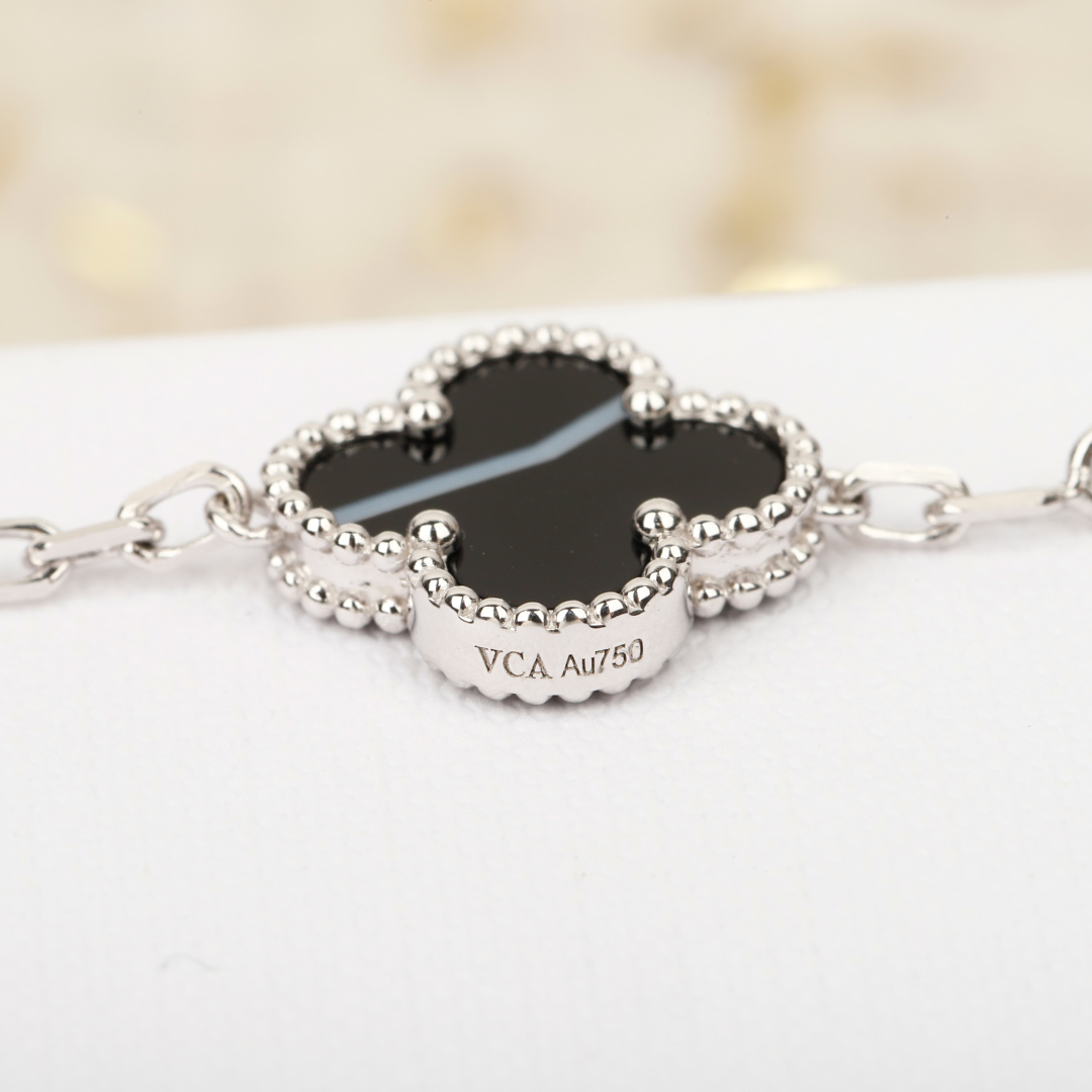 Four-leaf Clover Agate Bracelet Item No. 203377