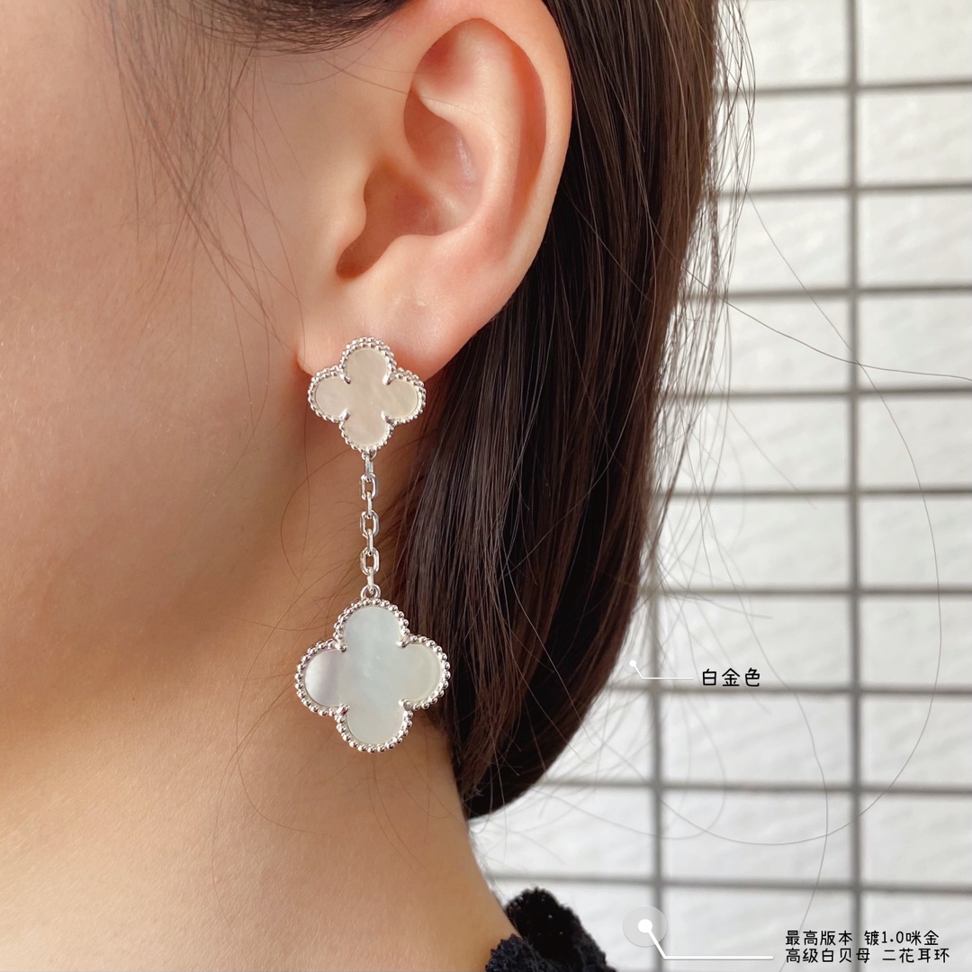 2 Four-Leaf Clover Mother-of-Pearl Earrings Item No.0370