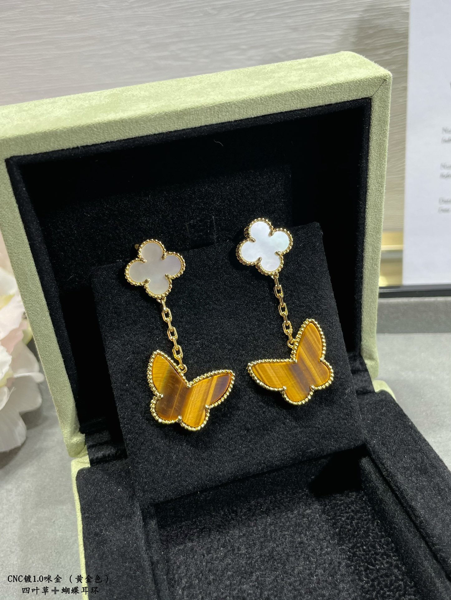 2 Four-leaf Clover Mother-of-pearl Earrings Item No.1332