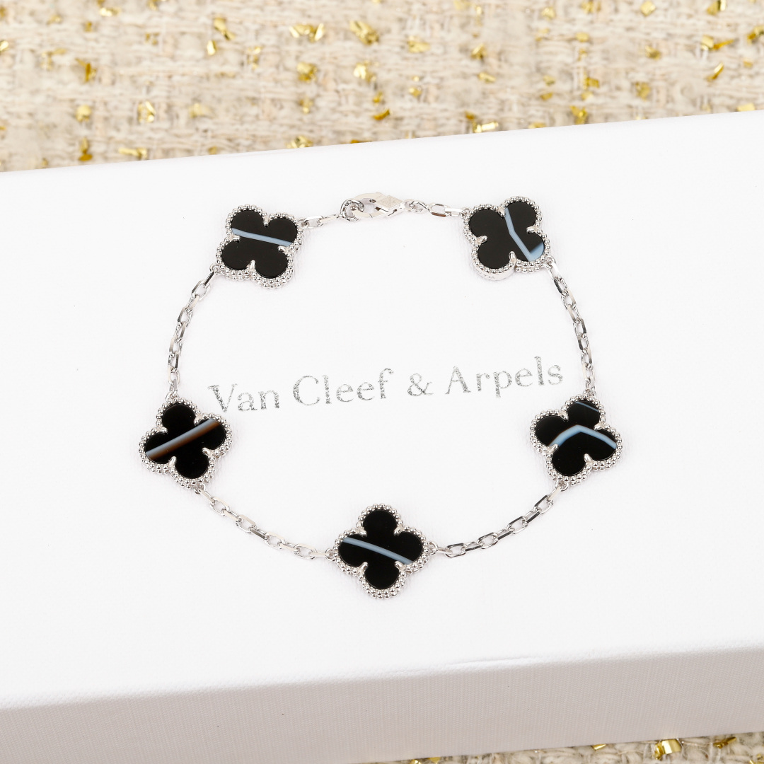 Four-leaf Clover Agate Bracelet Item No. 203377