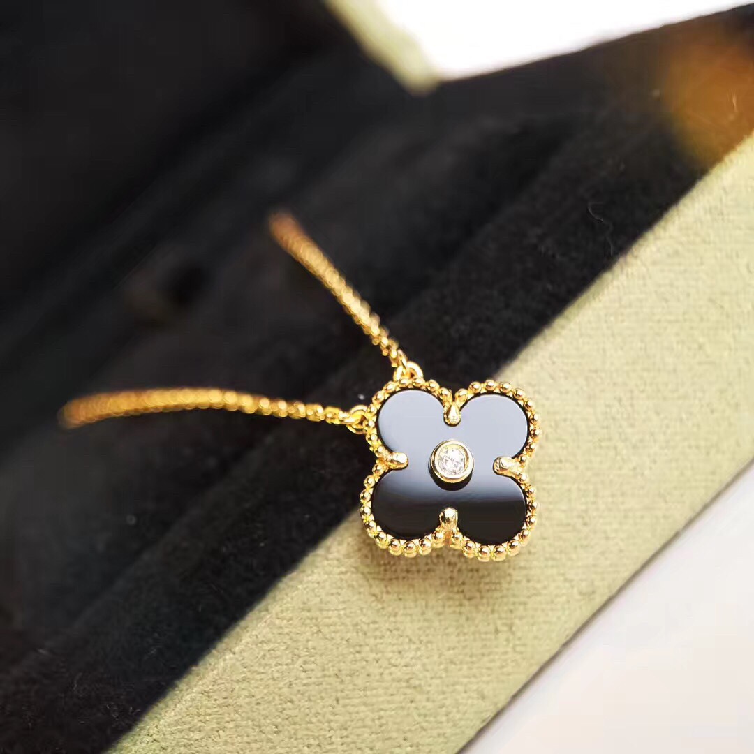 1 Four-Leaf Clover Agate Necklace Item No. 053058