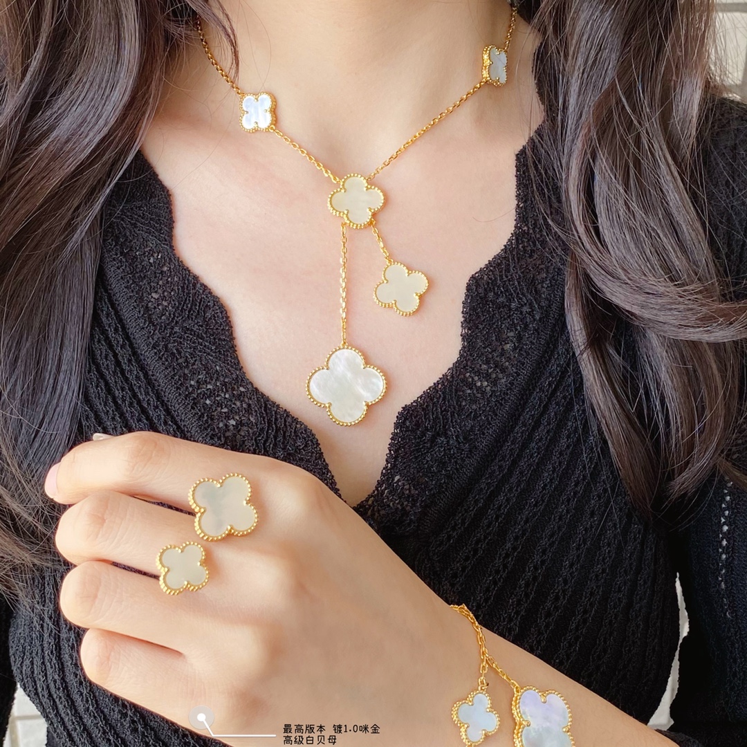 6 Four-Leaf Clover Mother-of-Pearl Necklace Item No.0181