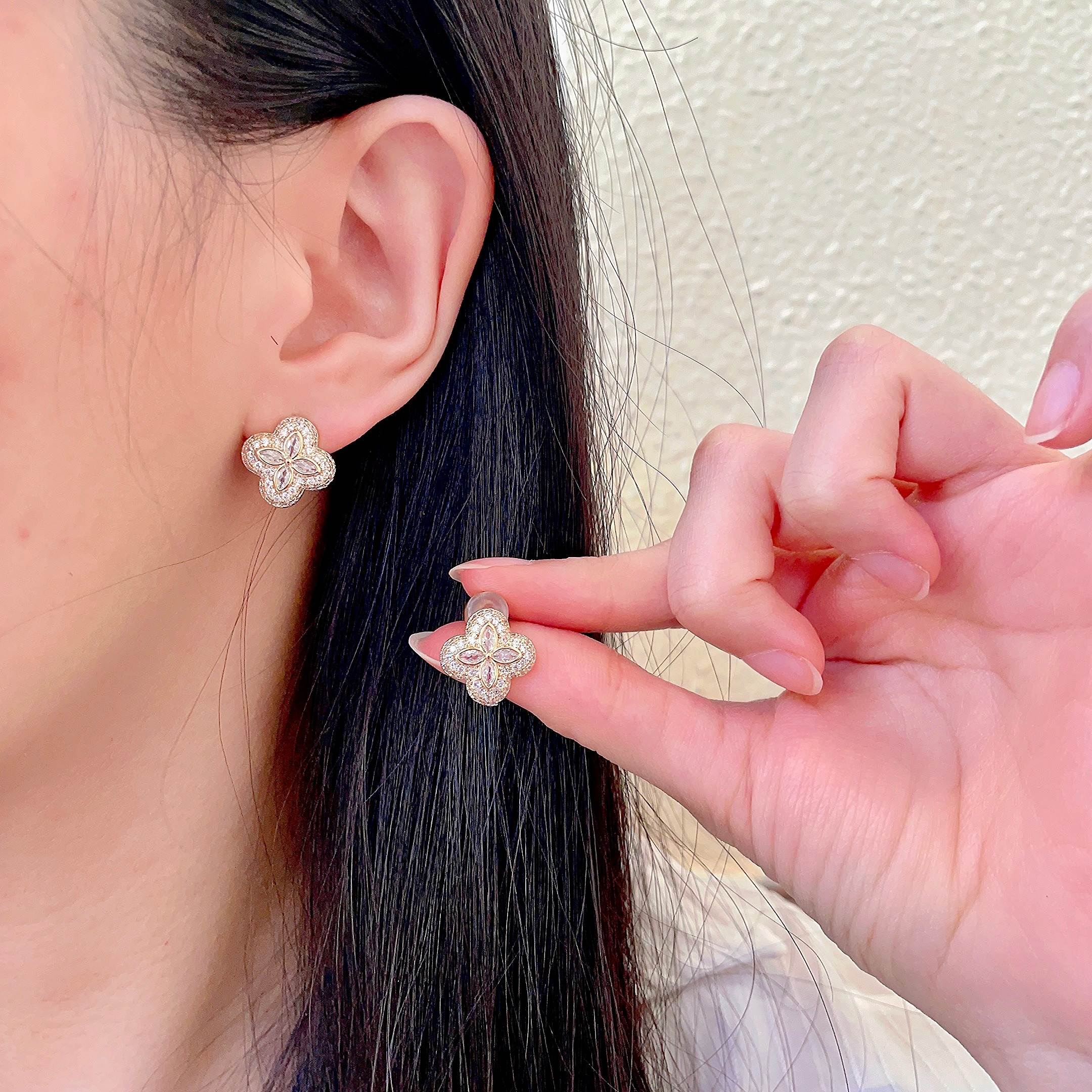 Four-leaf Clover Diamond Earrings Item No. 1782