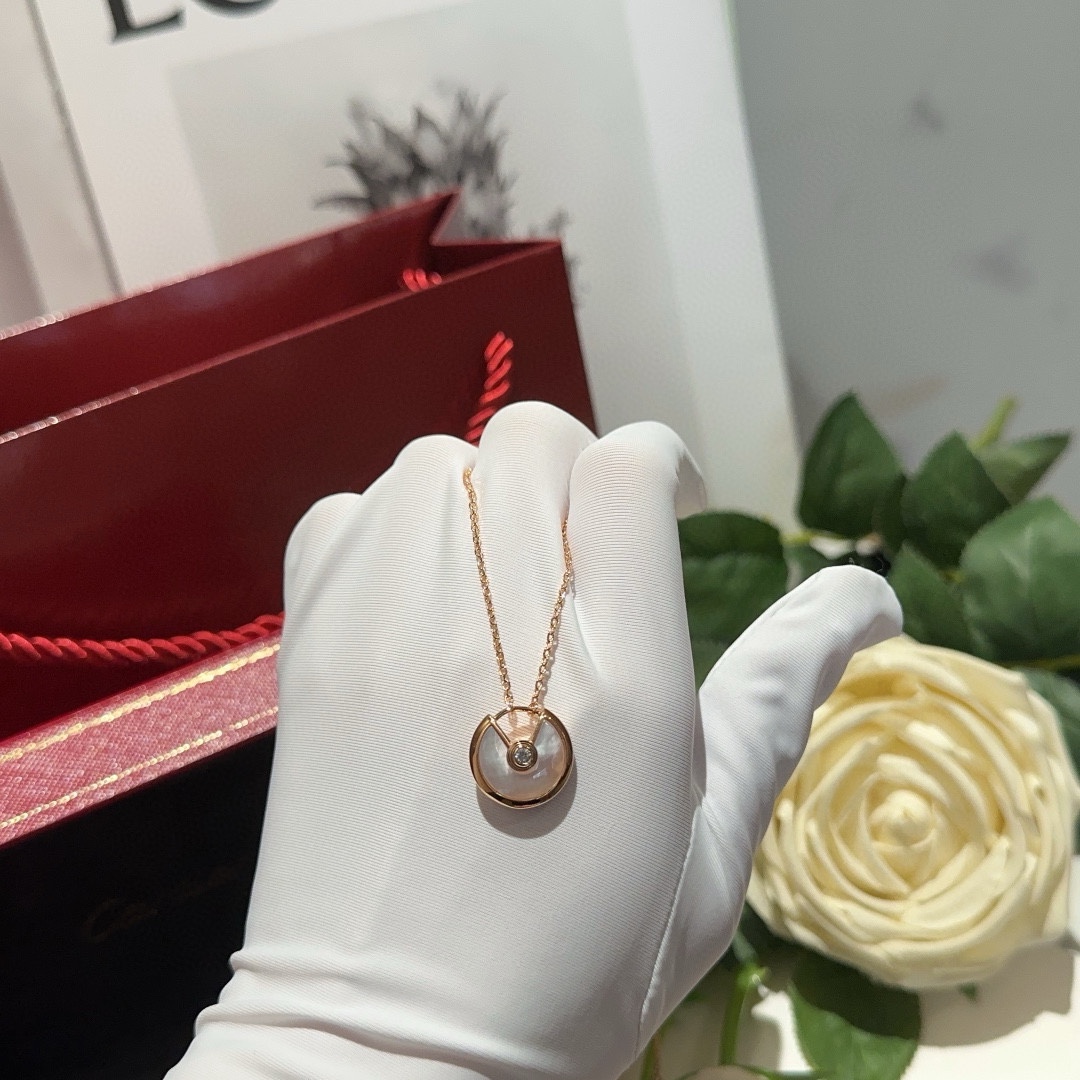 Amulette de Necklace Item No. RD035