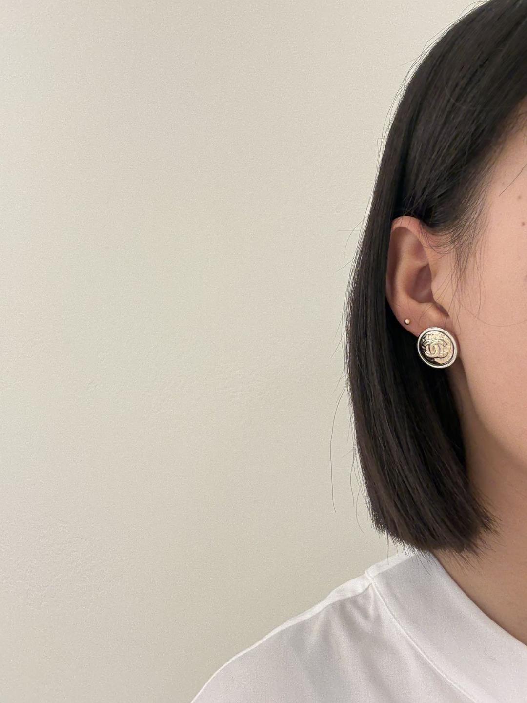 Button Double C Earrings Item No.250526