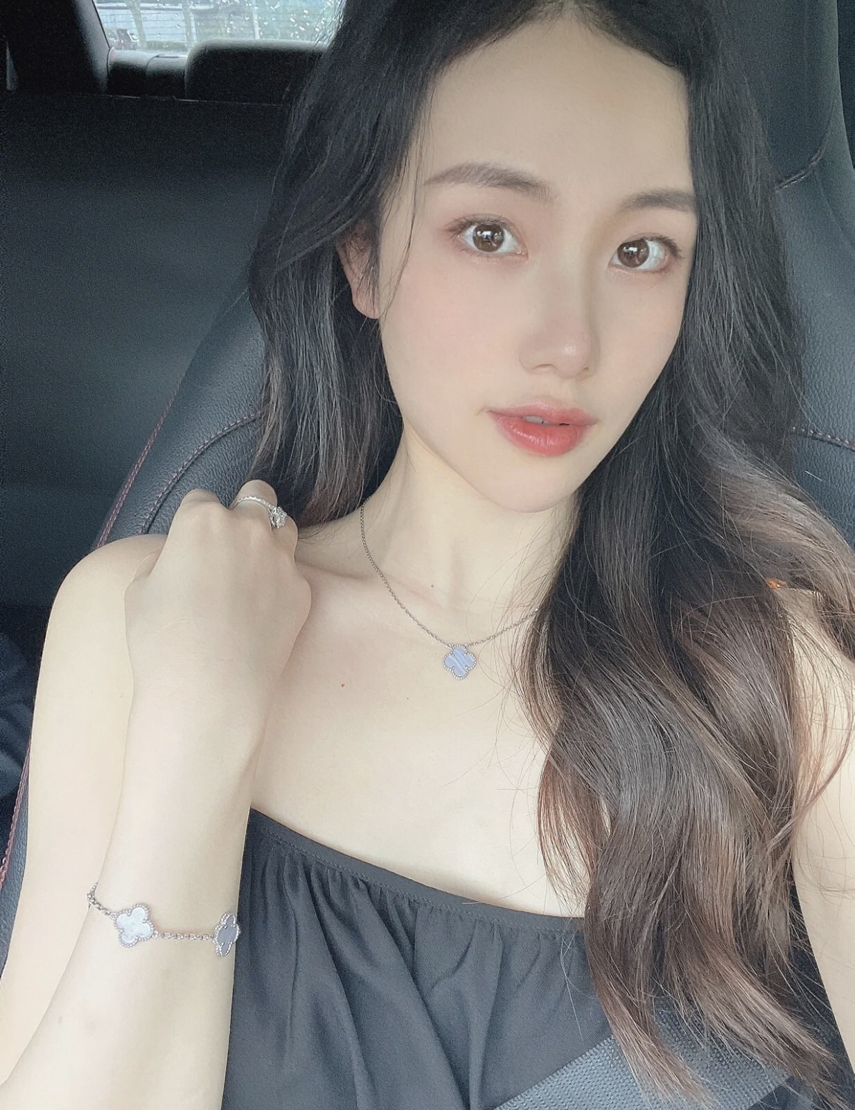 Four-leaf Clover Chalcedony Necklace Item No. HY480532