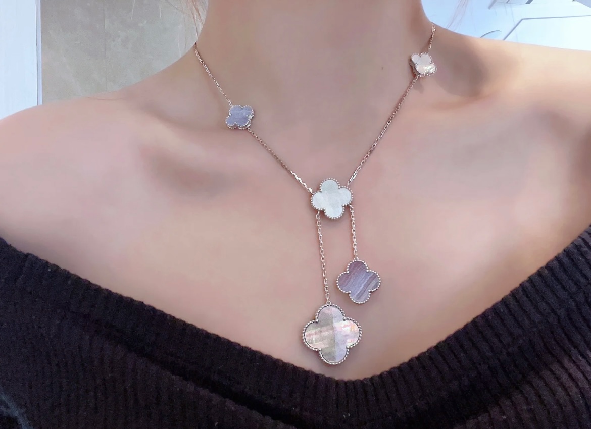 6 Four-Leaf Clover Mother-of-Pearl Necklace Item No.0180
