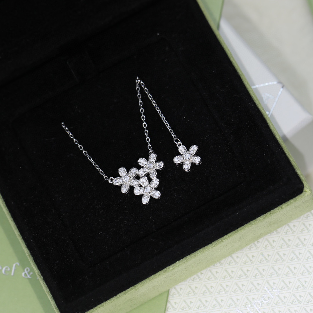 Flower Diamond Necklace Item No. 46015