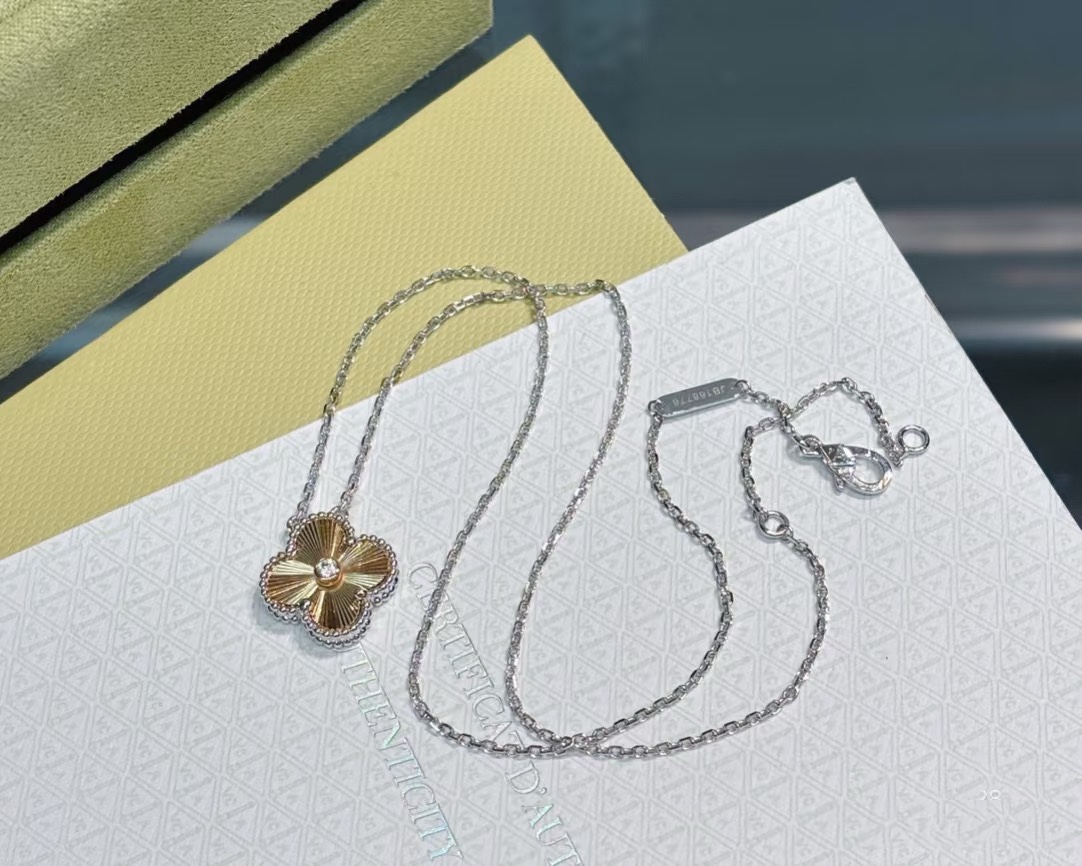 1 Four-Leaf Clover Bracelet Item No.HY280331