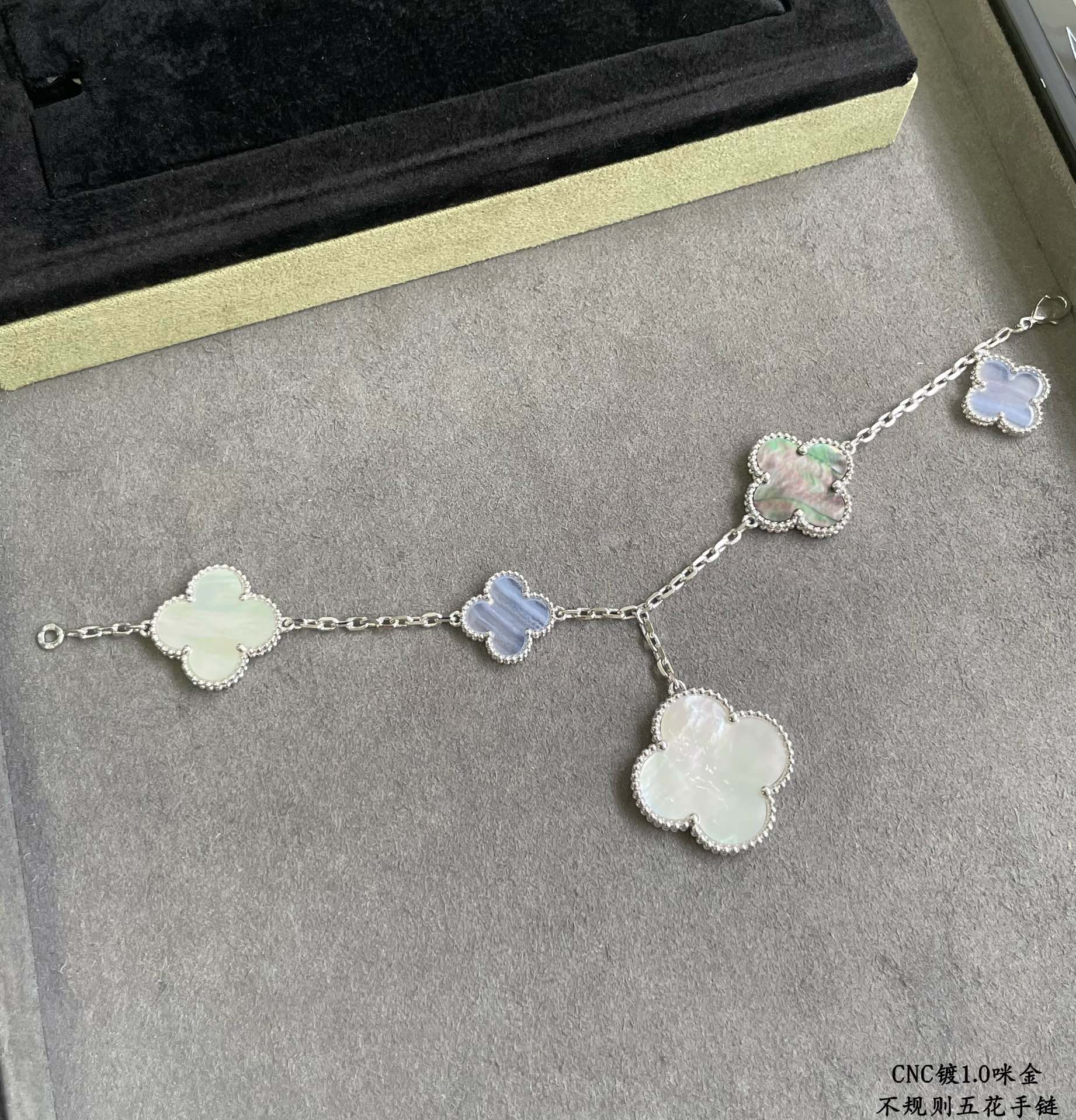 5-Leaf Clover Mother-of-Pearl Bracelet Item No.0641