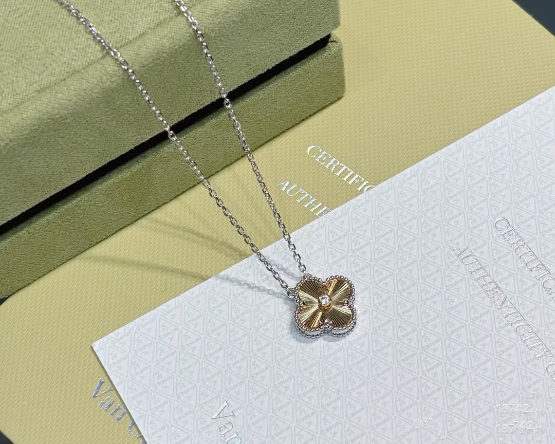 1 Four-Leaf Clover Bracelet Item No.HY280331