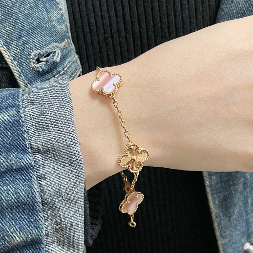 5-Bead Four-Leaf Mother-of-Pearl Bracelet Item No.0441