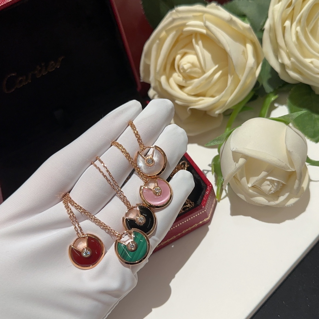 Amulette de Necklace Item No. RD035