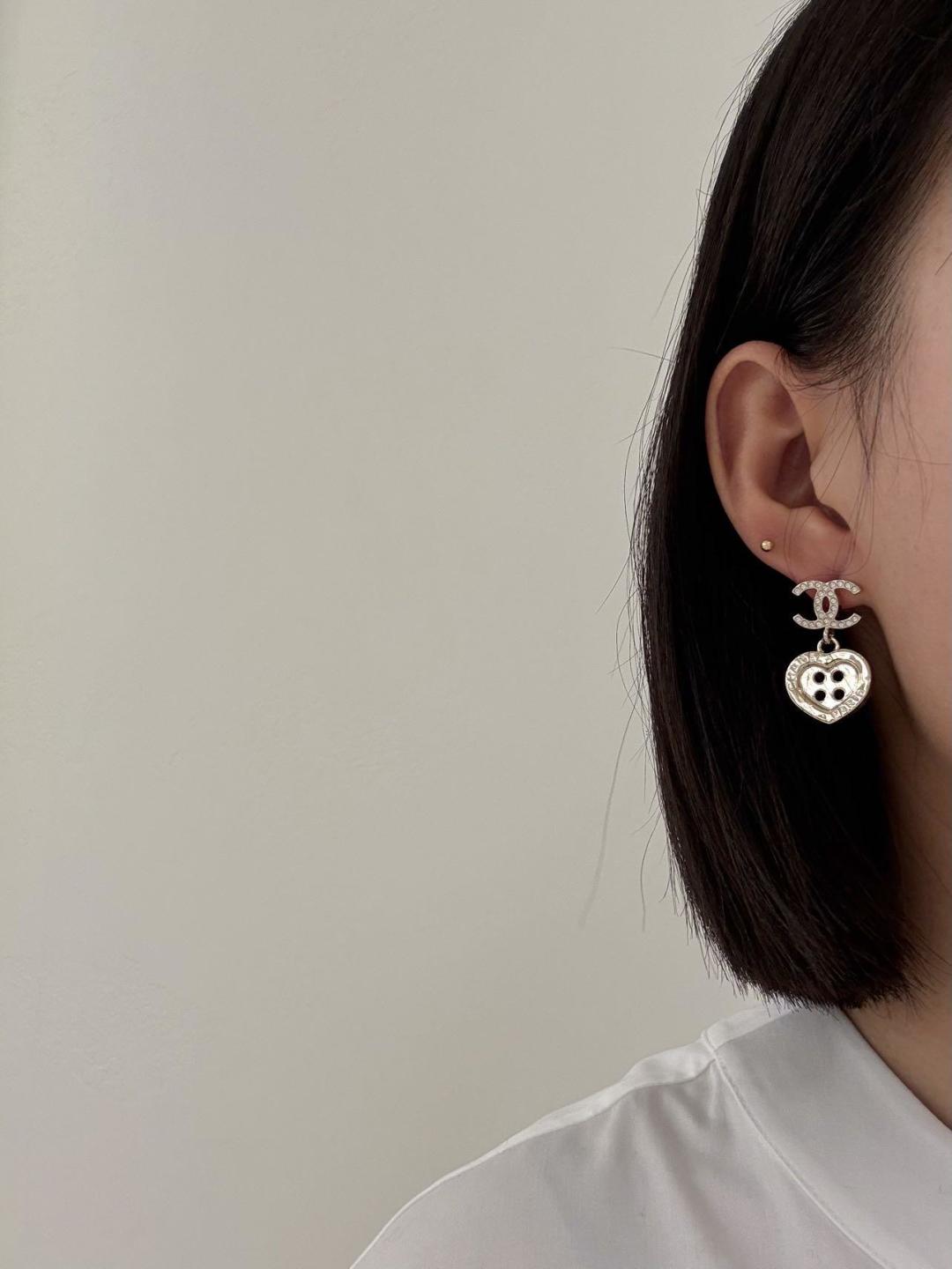 Love double C earrings Item No.250517