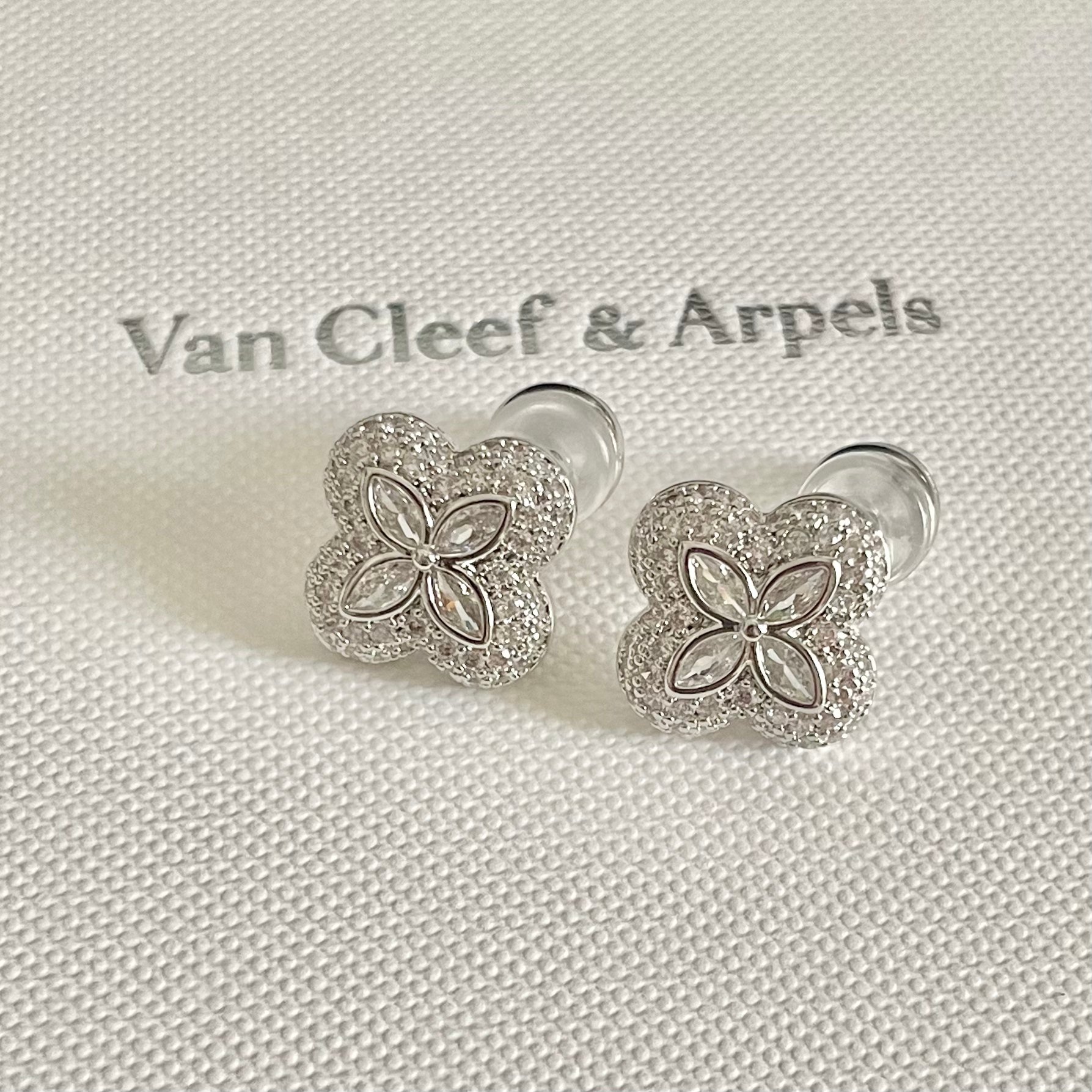 Four-leaf Clover Diamond Earrings Item No. 1782