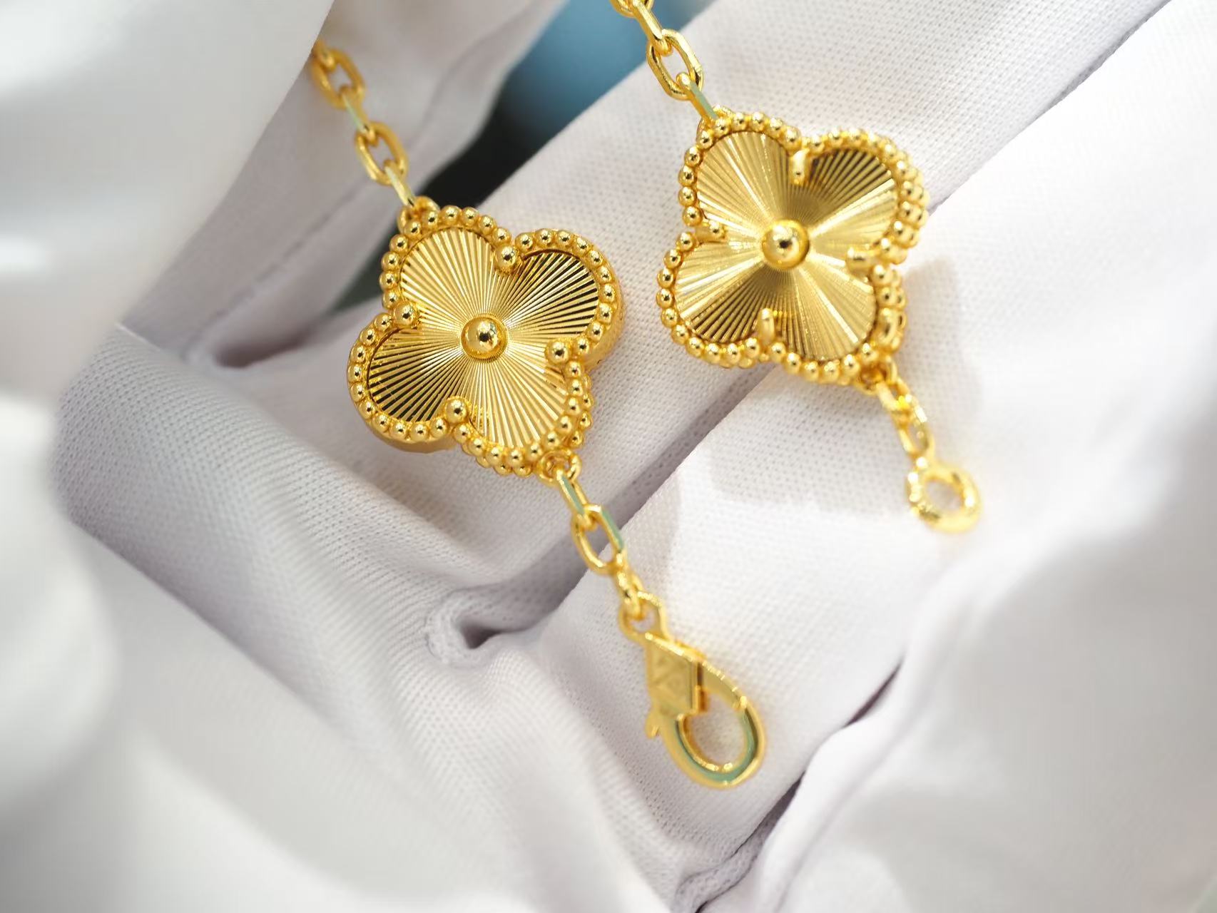 5 Four-Leaf Clover Bracelet Item No.HY580781