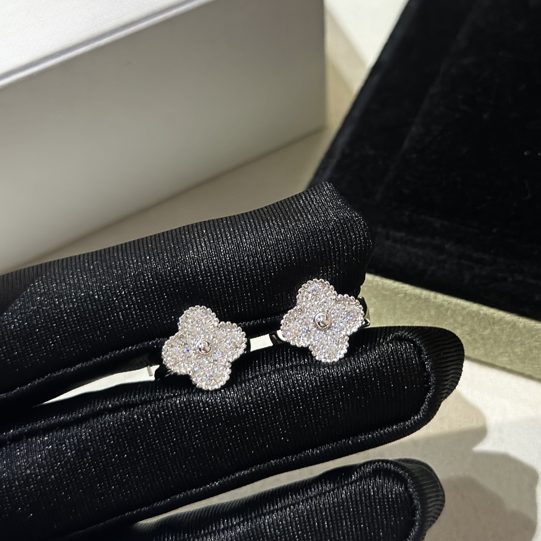 Full Diamond Four-Leaf Clover Earrings Item No. 053091