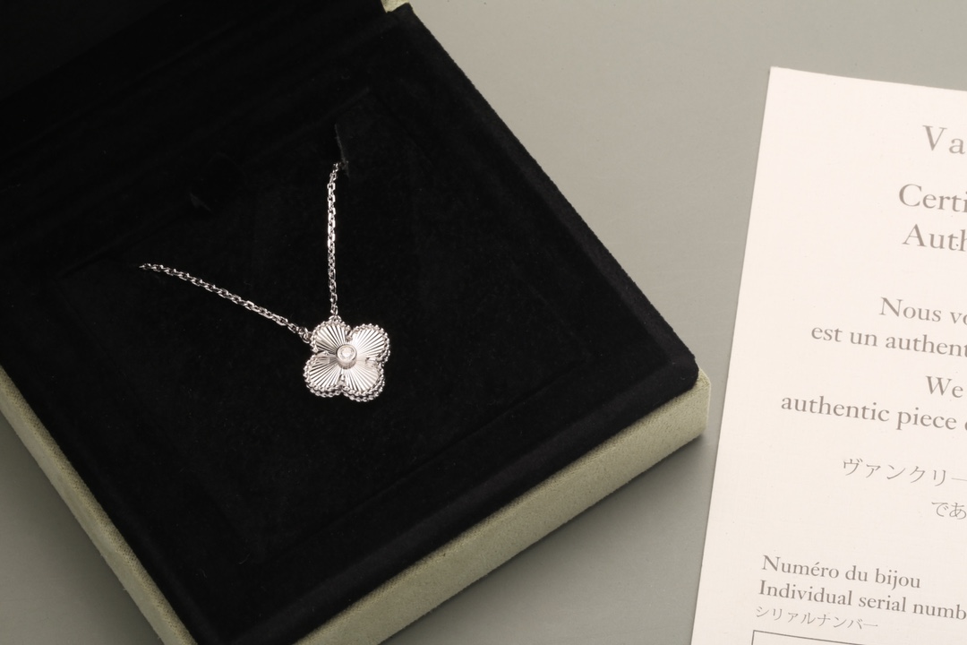 Four-leaf Clover Necklace Item No.HY280392
