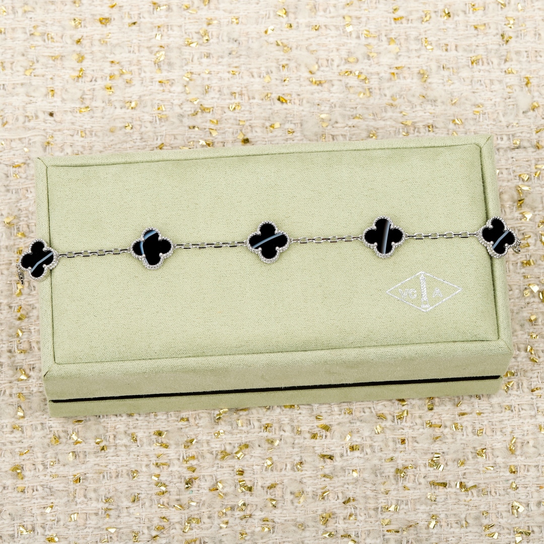 Four-leaf Clover Agate Bracelet Item No. 203377