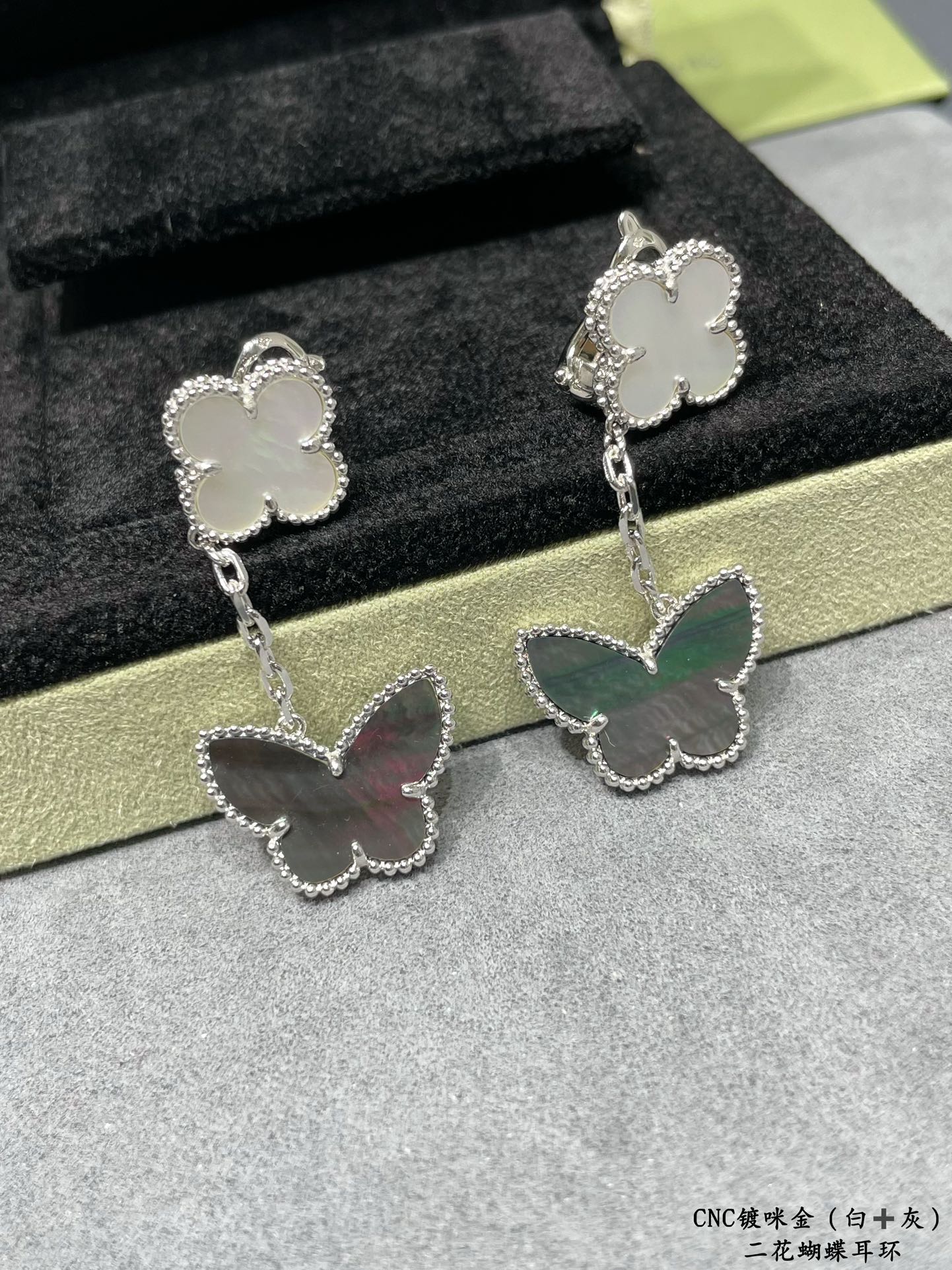 2 Four-leaf Clover Mother-of-pearl Earrings Item No.1331