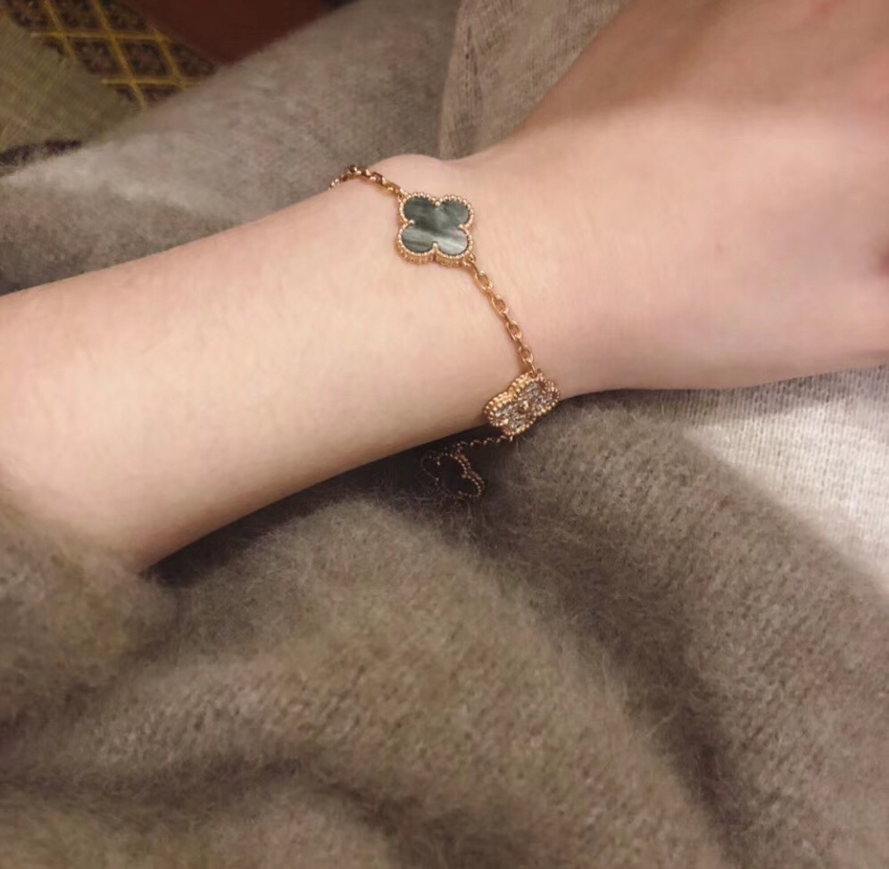 Four-leaf Clover Mother-of-pearl Bracelet Item No. 053068