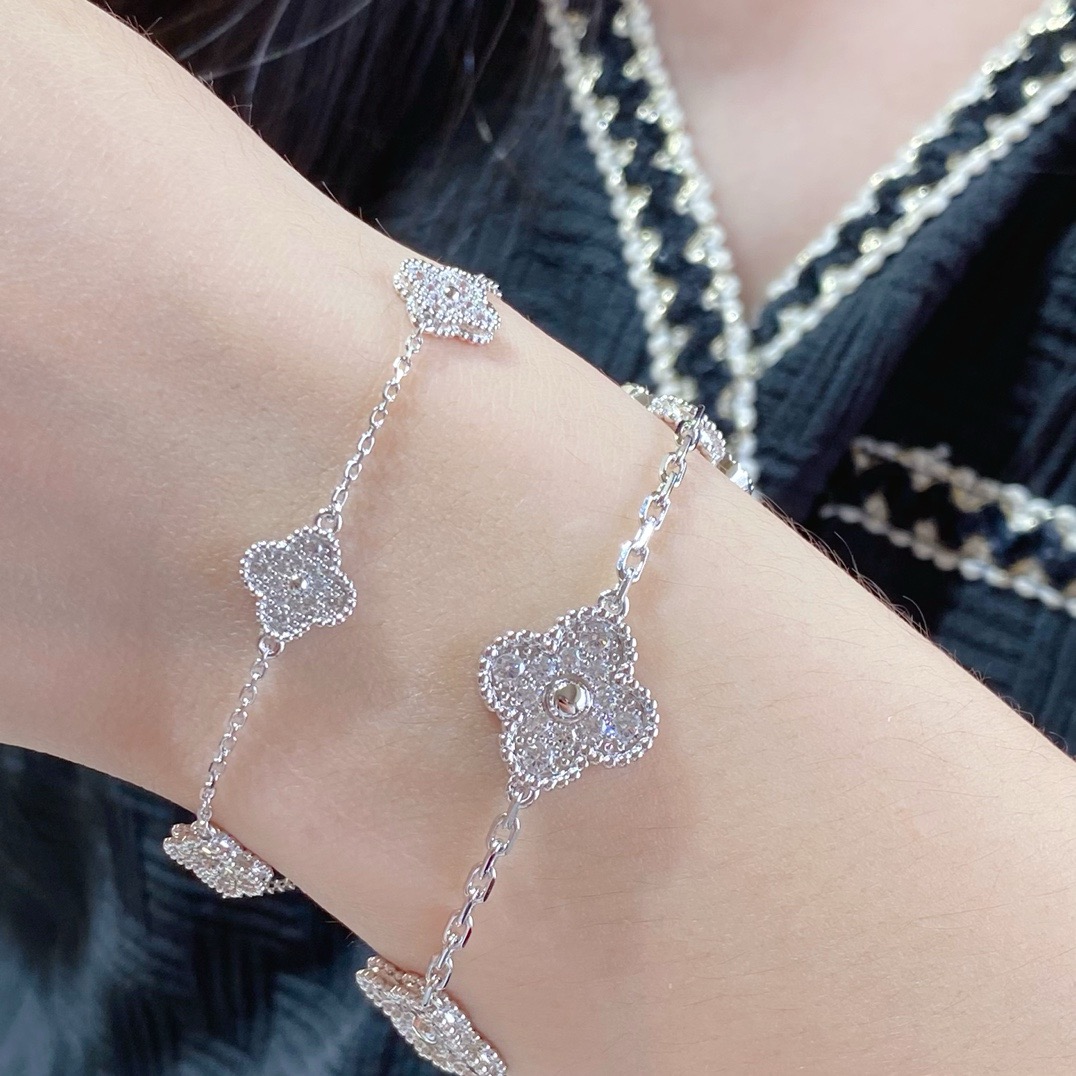 5 Four-Leaf Clover Diamond Bracelet Item No.1390