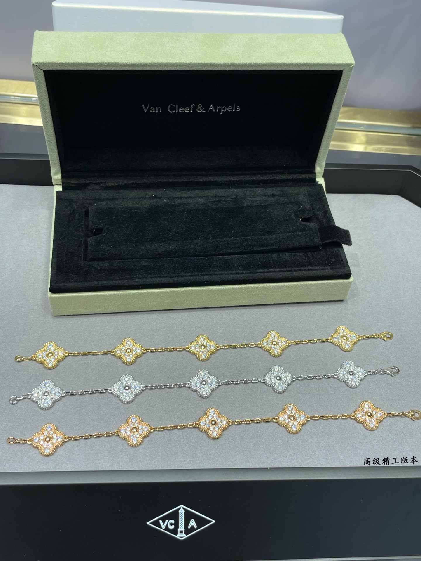 5 Four-Leaf Clover Diamond Bracelet Item No.1390